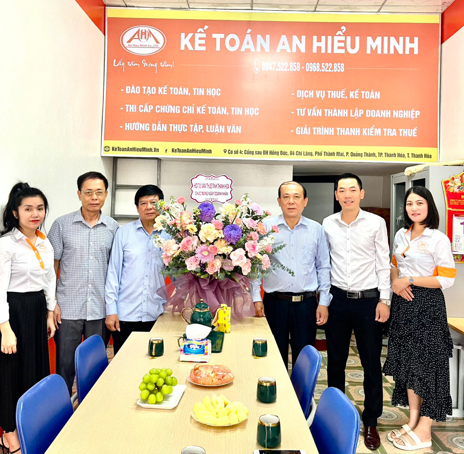 Kế toán An Hiểu Minh đón nhận hoa chúc mừng của các đơn vị nhân ngày Doanh nhân Việt Nam